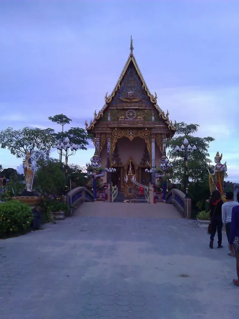 Ein rot-goldener Tempelpavillon in der Abenddämmerung auf Koh Samui