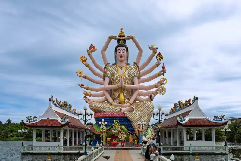 Die viel größere 18-armige Guan-Im-Statue im nahegelegenen Wat Plai Laem, hier zum Vergleich gezeigt