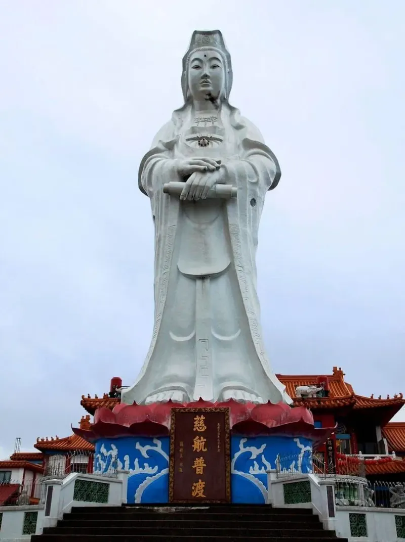 Große Guanyin-Statue an einem traditionellen Tempel in Taiwan, buddhistische Kunst
