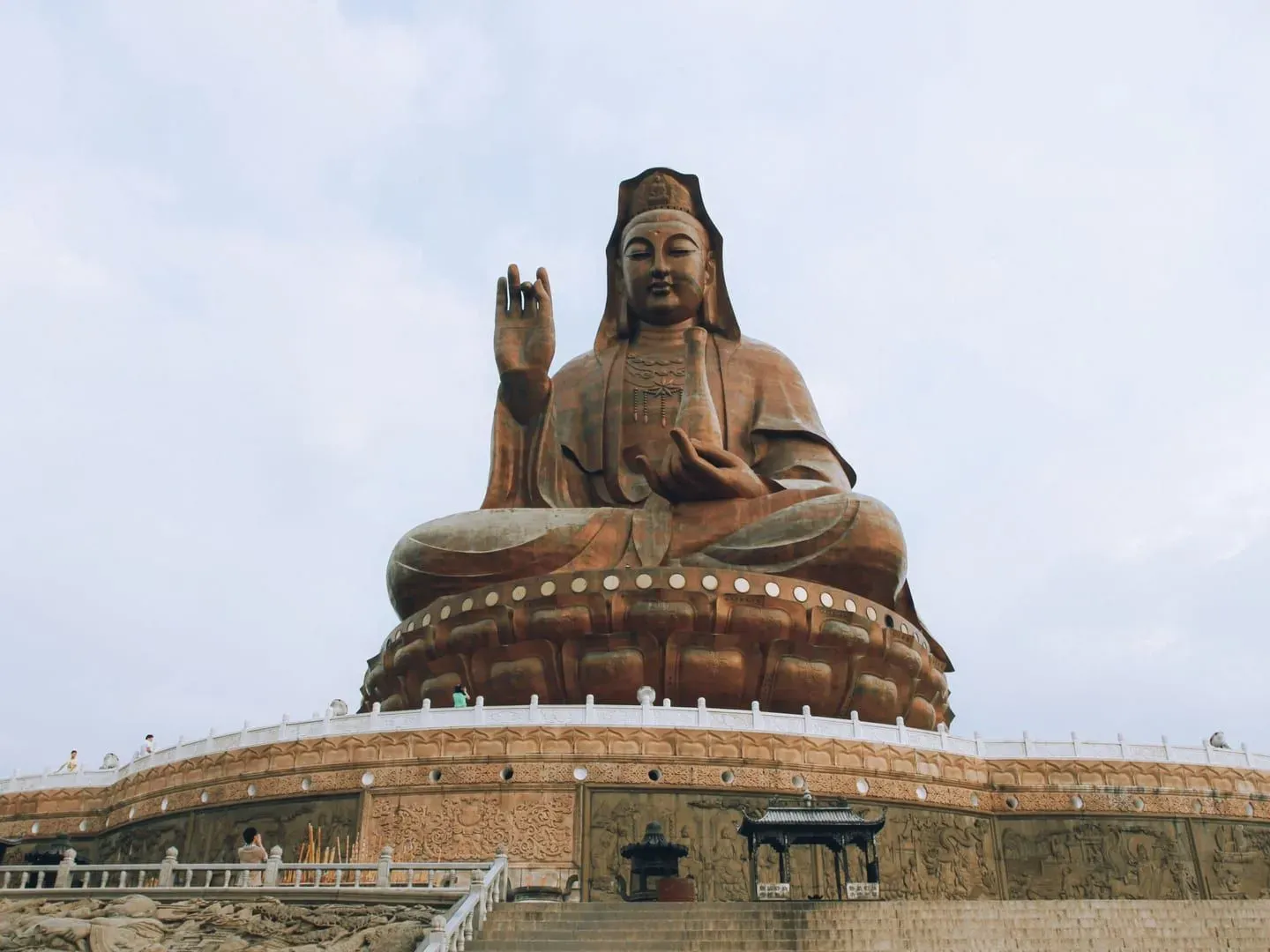 Froschperspektive auf die Guanyin-Statue am Mount Xiqiao, einem bekannten Kultur- und Touristenort