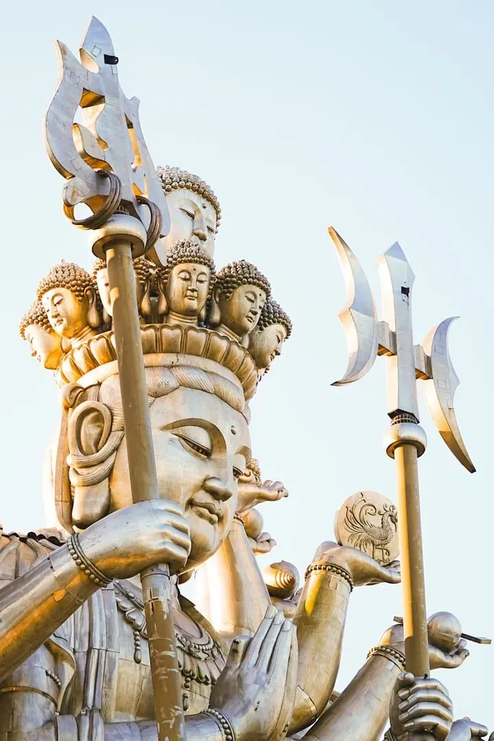 Nahaufnahme einer Tausendarmigen-Guanyin-Statue mit feinen Details