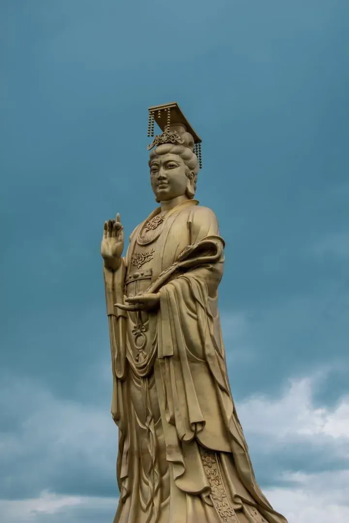 Große Guanyin-Statue vor bewölktem Himmel auf dem Mount Putuo, China