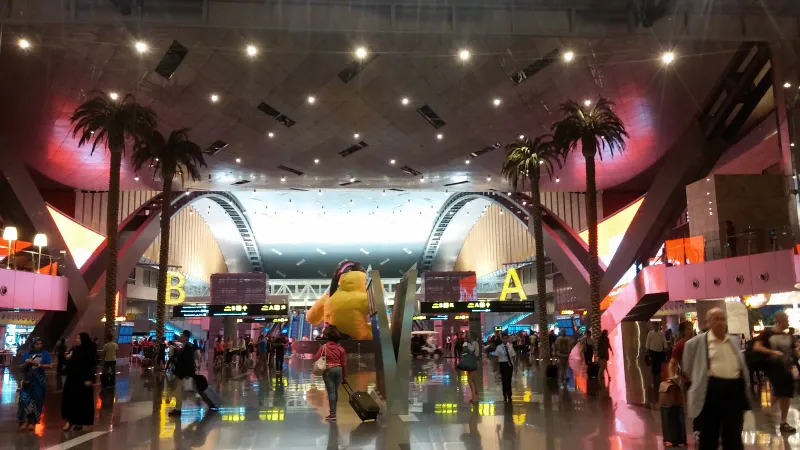 カタールのドーハにあるハマド国際空港の大きなターミナルの中の乗客