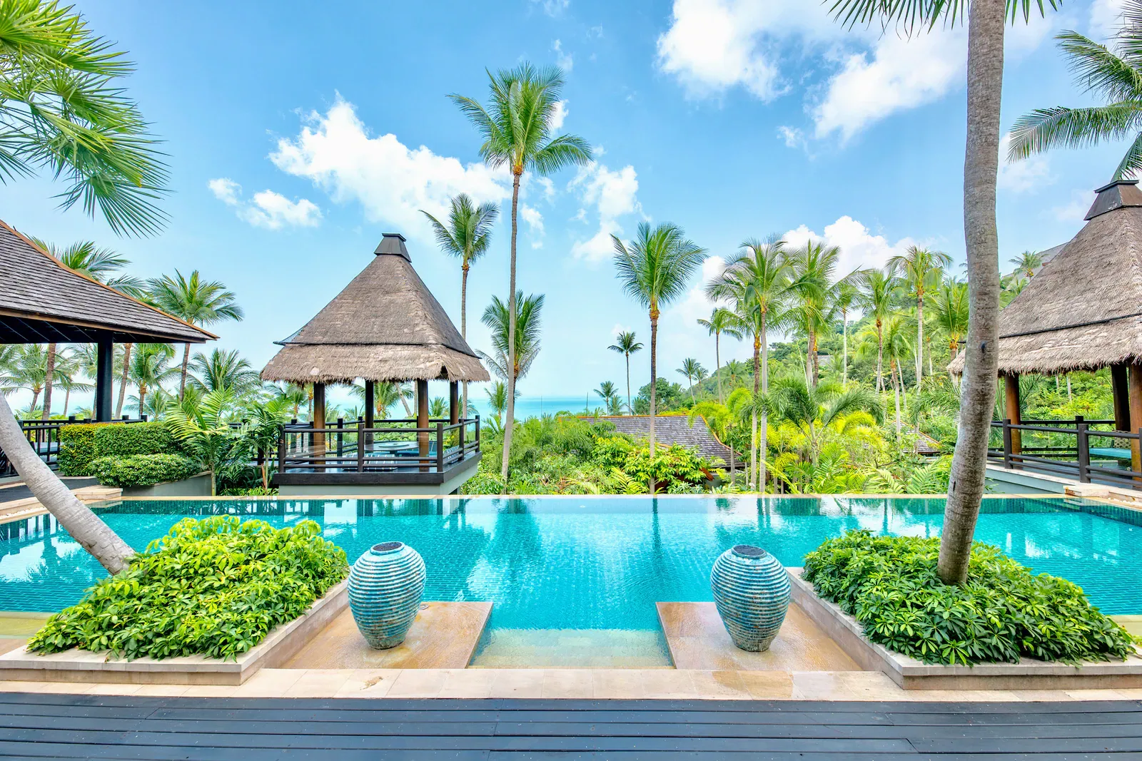 Villas avec piscine au-dessus d'une baie, dans l'hôtel de Koh Samui servant de décor principal à The White Lotus, saison trois