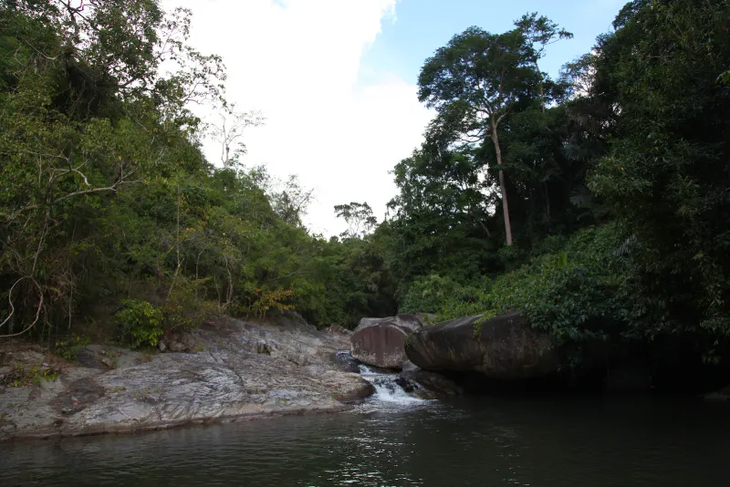 Felsiges Flussbecken entlang des Hin-Lad-Pfads bei Nathon