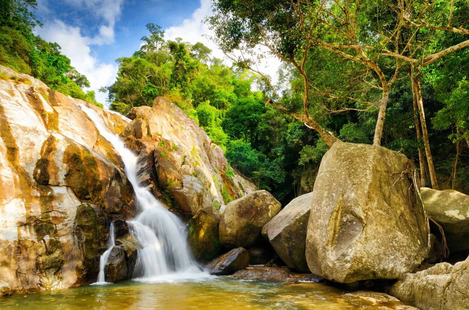 Hin Lad Wasserfall — Dschungel-Tempelpfad bei Nathon