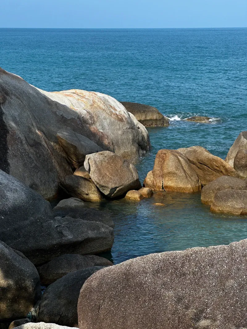 A close view of granite boulders and a clear tidepool at Hin Ta Hin Yai, south Lamai