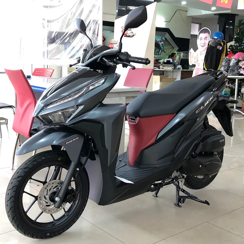 Scooter Honda Click nuovo, grigio opaco, in uno showroom in Thailandia