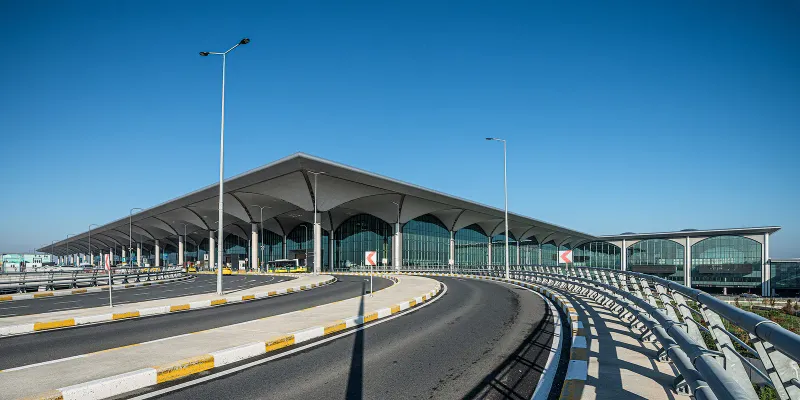 バンコク行きのTurkish Airlinesの拠点、イスタンブール空港の出発ターミナルの内部