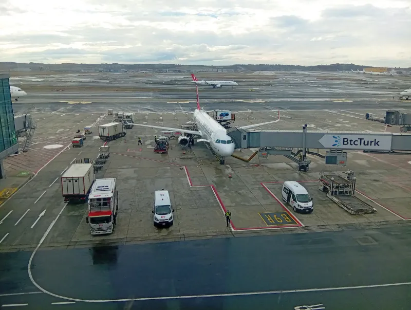 Avion de Turkish Airlines sur la piste à côté d'une porte d'embarquement de l'aéroport d'Istanbul