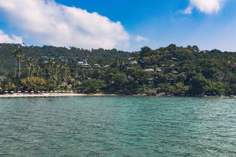 Die Hangpavillons und der Pool des Resorts mit Blick auf Strand und Golf