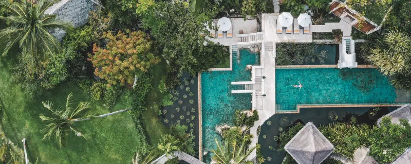 Ein strohgedeckter Pavillon neben dem granitgesäumten Pool des Resorts