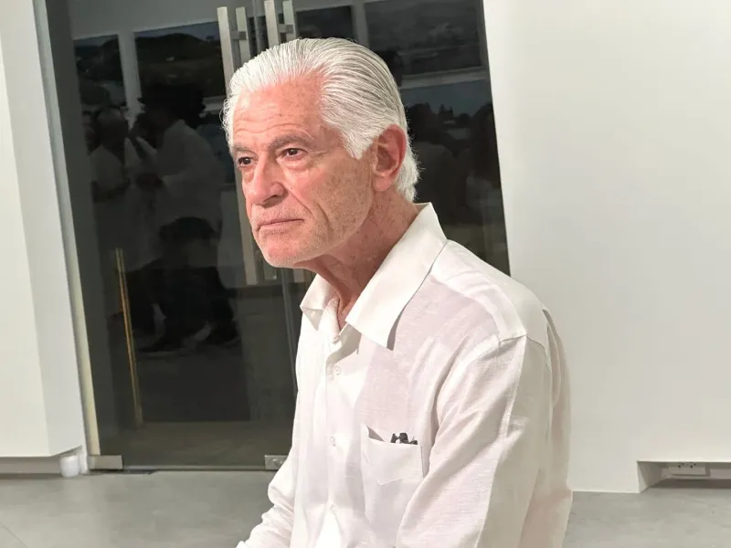 James Nachtwey bei seiner gemeinsamen Fotoausstellung mit Steve McCurry in der House-of-Lucie-Galerie in Koh Samui, Thail…