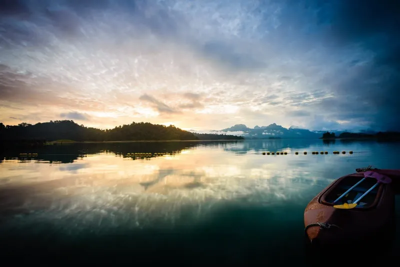 Alba sul lago Cheow Lan vista da una stazione dei ranger nel Parco Nazionale di Khao Sok