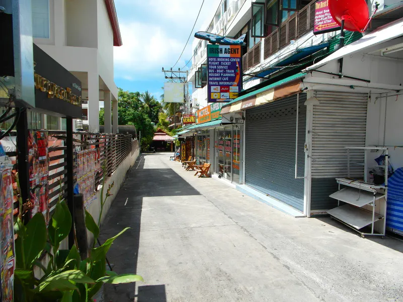Chaweng beachfront and coastline near Khaw Glong Thai restaurant on Koh Samui
