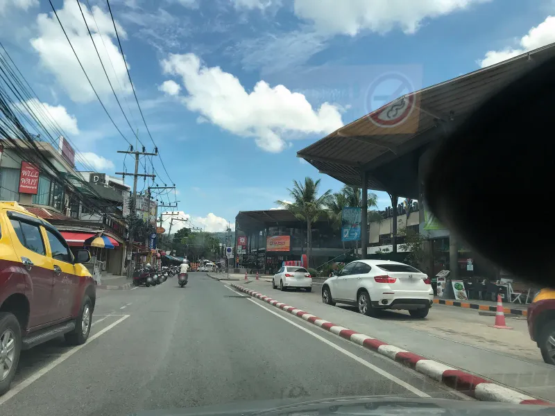 Street-level photo near Khaw Glong Thai restaurant on the Chaweng-Choengmon road, Koh Samui