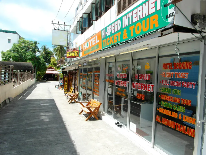 Street view of central Chaweng near Khaw Glong Thai restaurant, Koh Samui