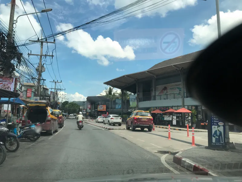 Street-level photo of the road near Khaw Glong Thai restaurant in Chaweng, Koh Samui