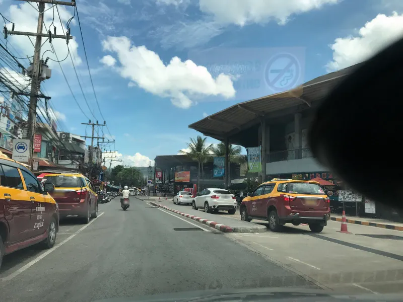 Street-level photo of the road near Khaw Glong Thai restaurant, Chaweng, Koh Samui