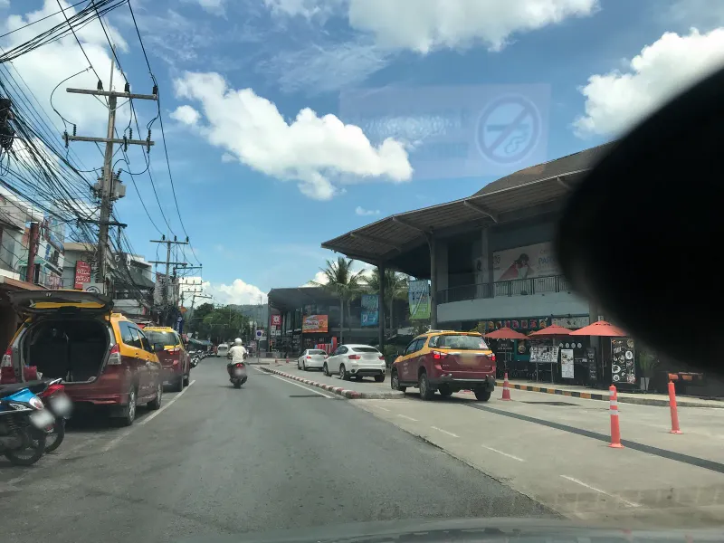 Street-level photo of the approach to Khaw Glong Thai restaurant in Chaweng, Koh Samui