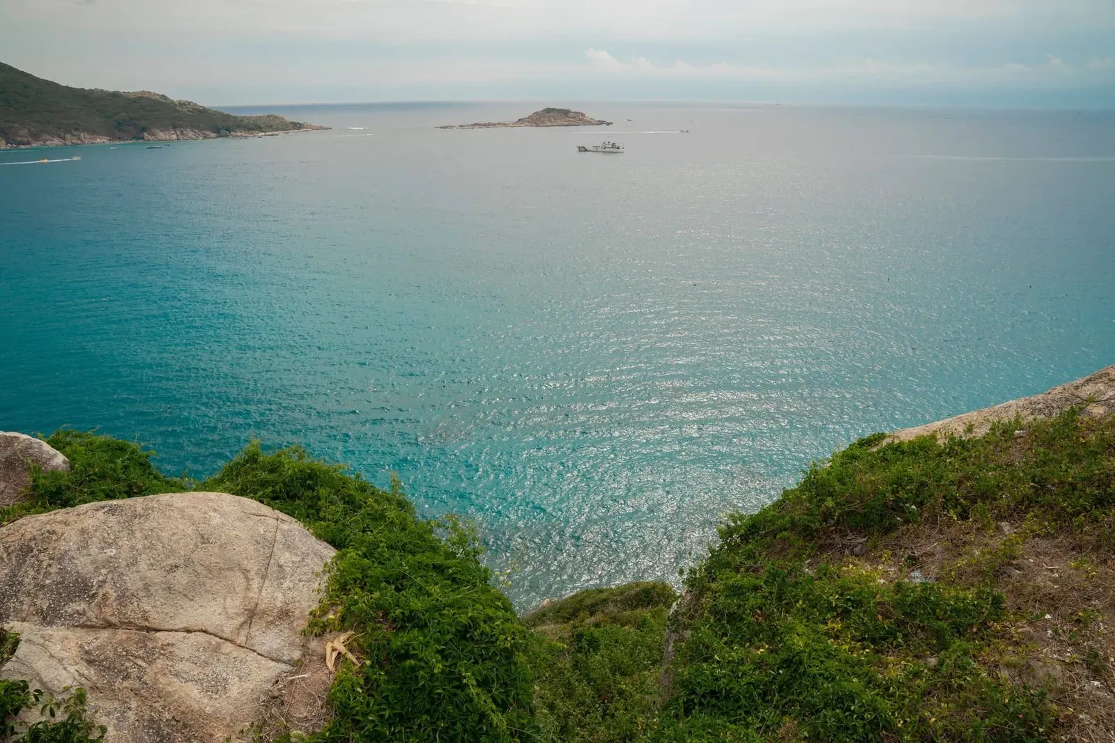 Coastal view of clear blue water and distant islands along the Koh Samui to Koh Tao day trip route