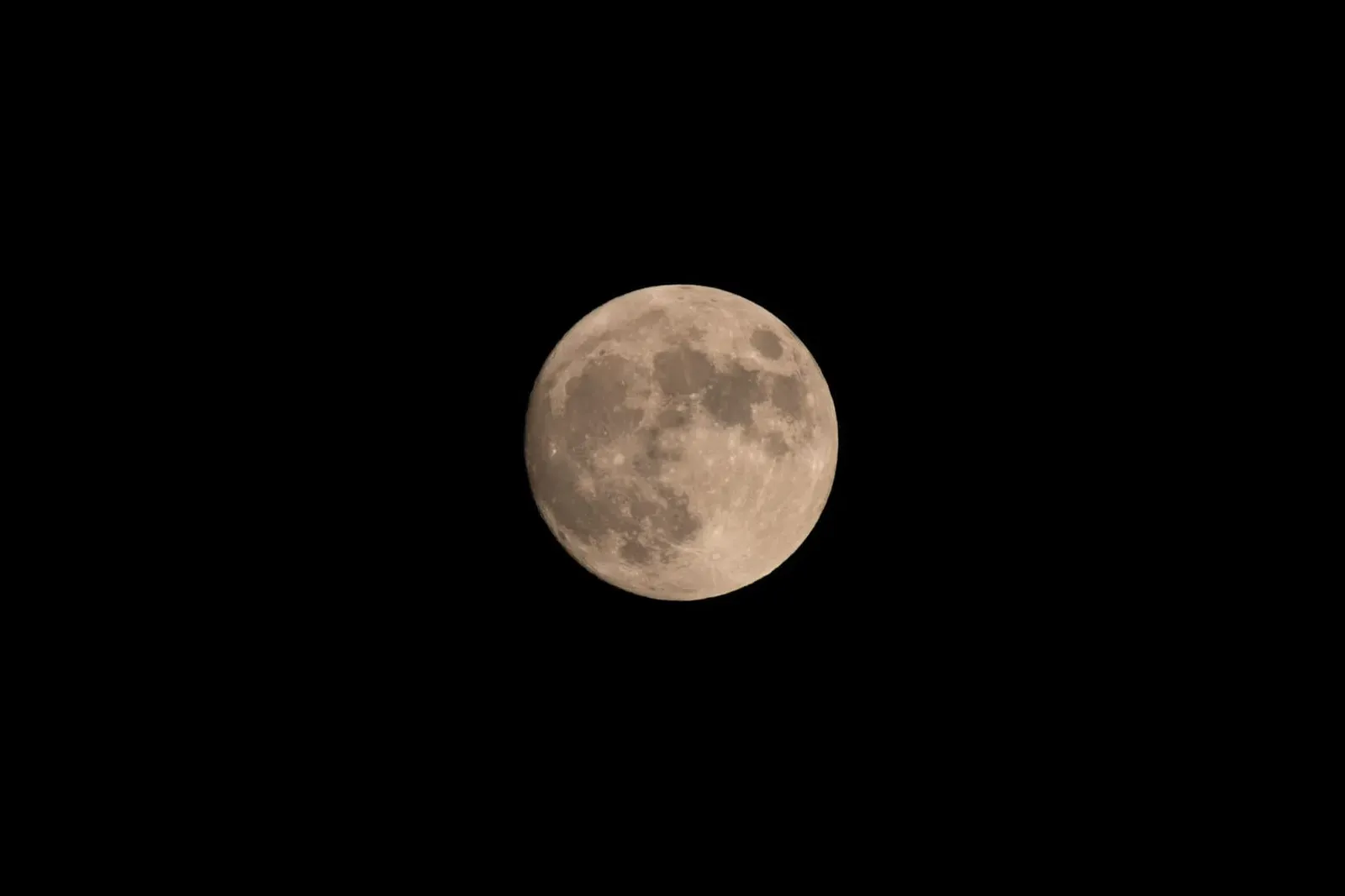Full moon glowing in a clear night sky, the lunar event that fixes each Full Moon Party date on Koh Phangan before holiday shifts are applied