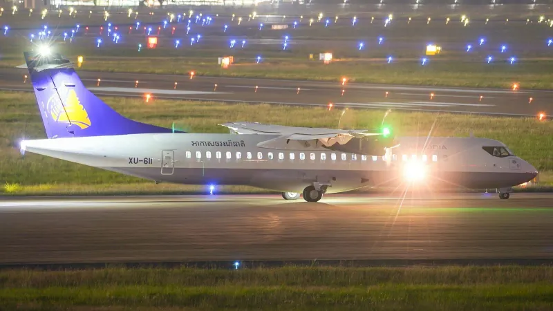 Airliner taxiing at night representing evening arrivals bound for Chaweng Koh Samui