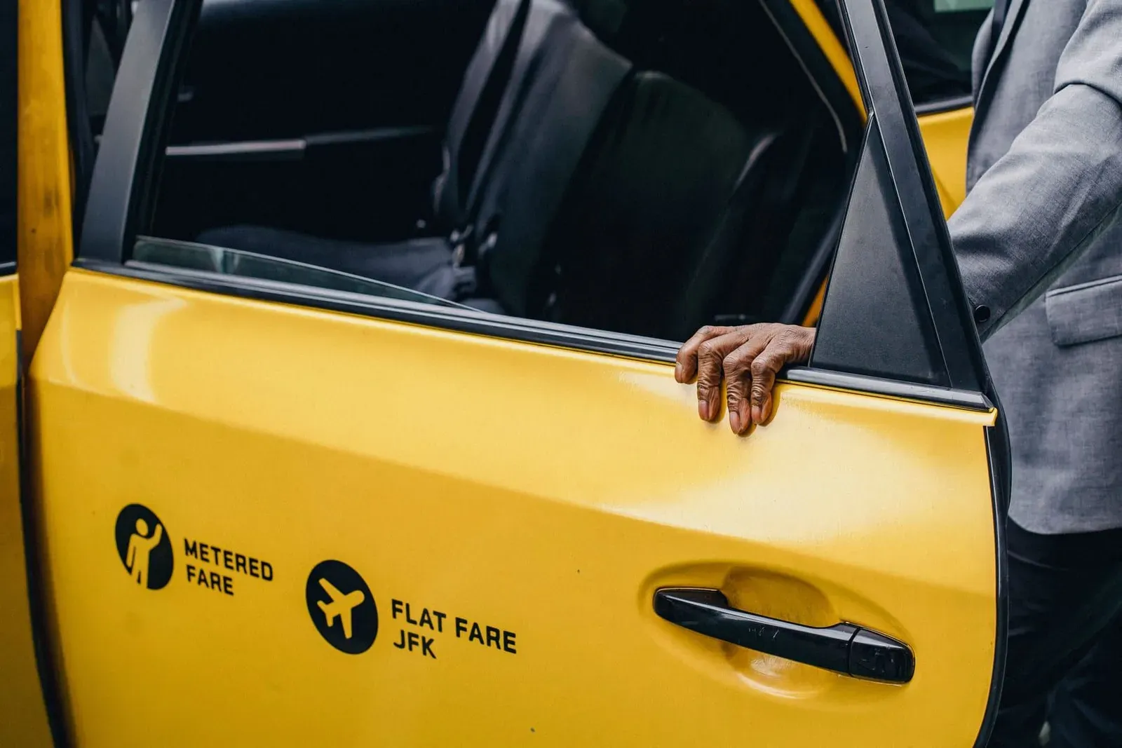 Traveler opening a taxi door with luggage after arriving at Koh Samui airport for a Chaweng transfer