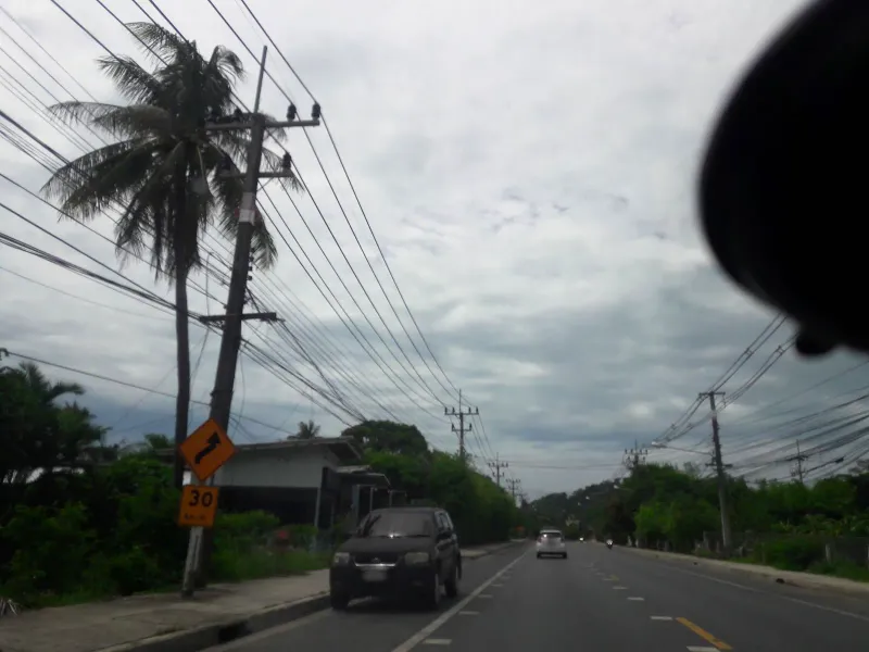 Quiet stretch of the Maenam-Bang Po coast road near Bang Po Seafood restaurant