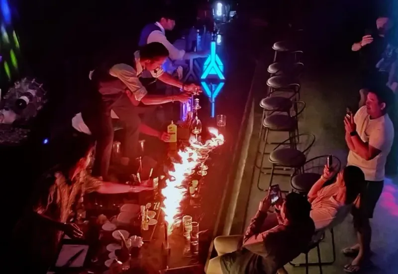 Feuershow der Bartender im Way 2 Club, Chaweng Beach, Koh Samui, Thailand (April 2023)