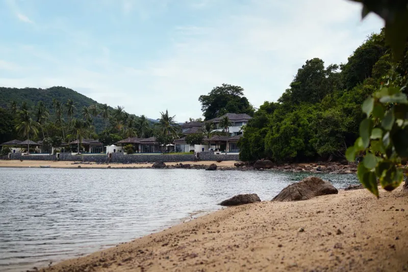 Quiet beachfront near family resorts and villas on Koh Samui