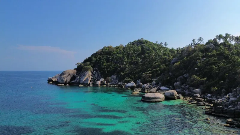 Turquoise water and lush landscape aerial view near a Koh Samui accommodation zone
