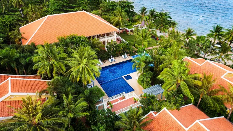 Aerial view of a tropical beachfront hotel with ocean view near Koh Samui