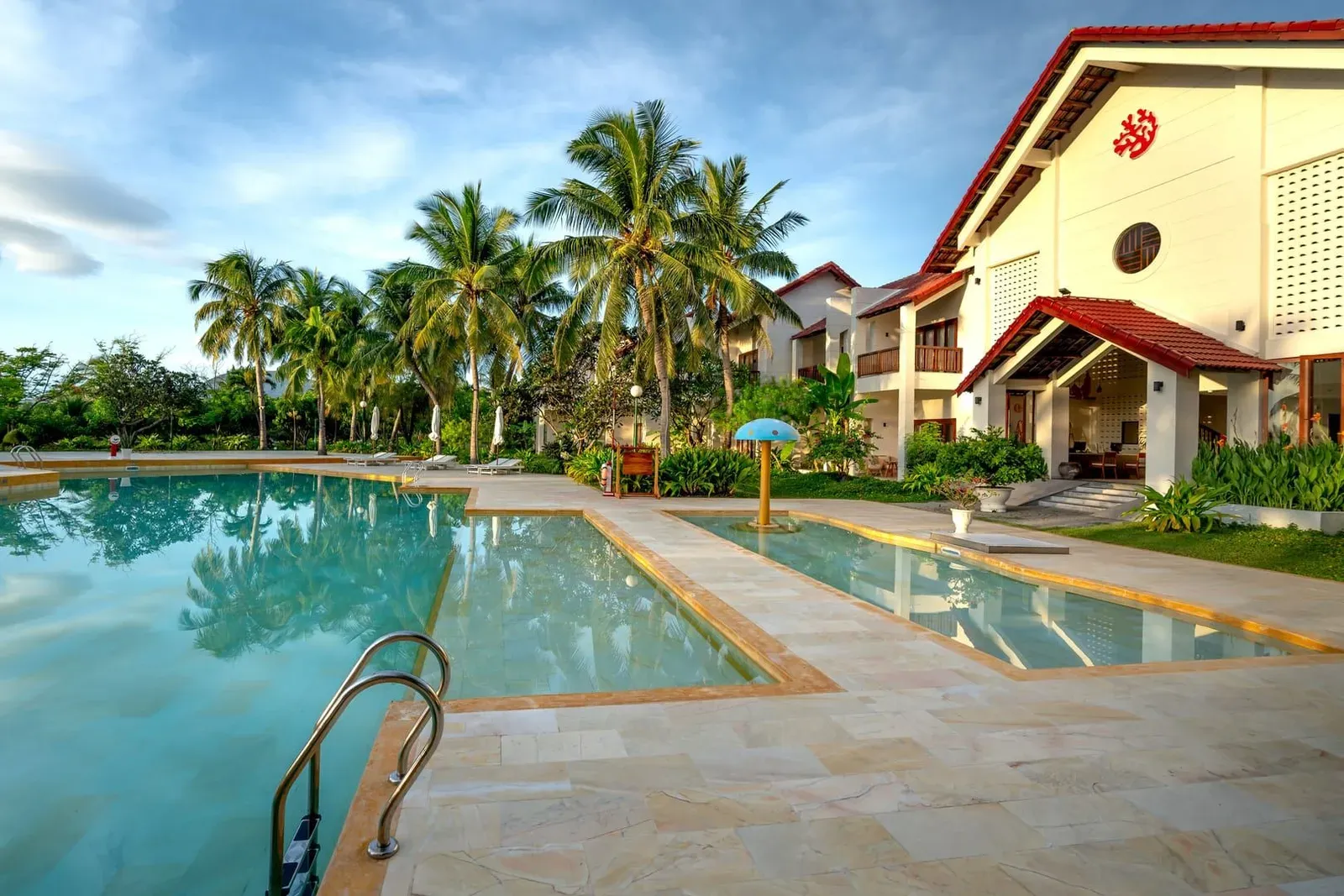 Private pool villa on Koh Samui, the style of accommodation Sunrise Studio's residential package uses