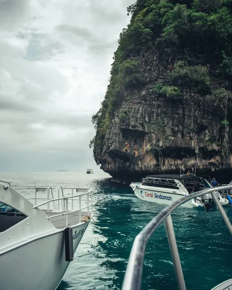 Limestone cliffs and boats in clear water like Ang Thong Marine Park near Koh Samui