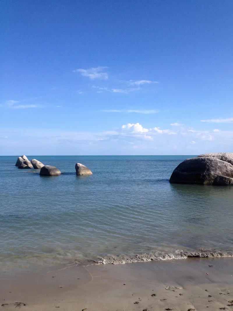 Granite boulders and clear shallow water on the rocky shoreline near Hin Ta Hin Yai, south Lamai Beach