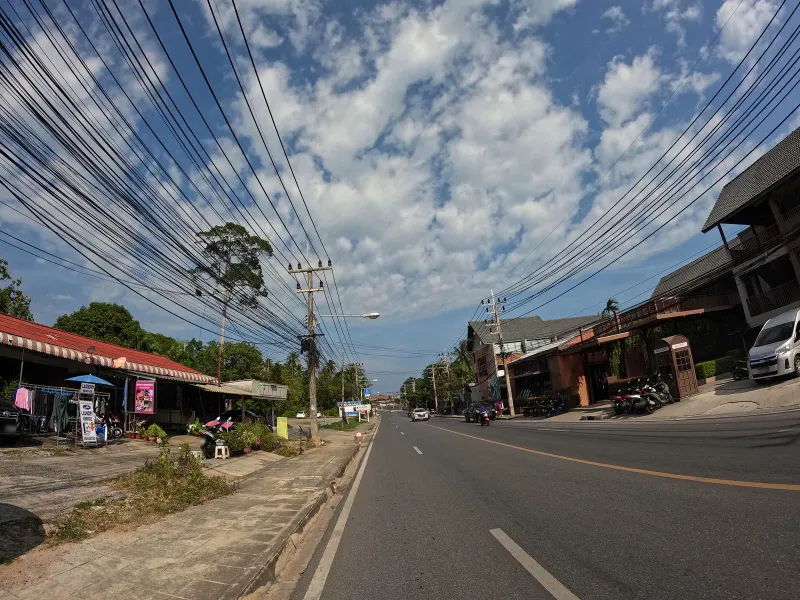 Street-level view close to Sabienglae's Lamai Beach location on Koh Samui's southeast coast