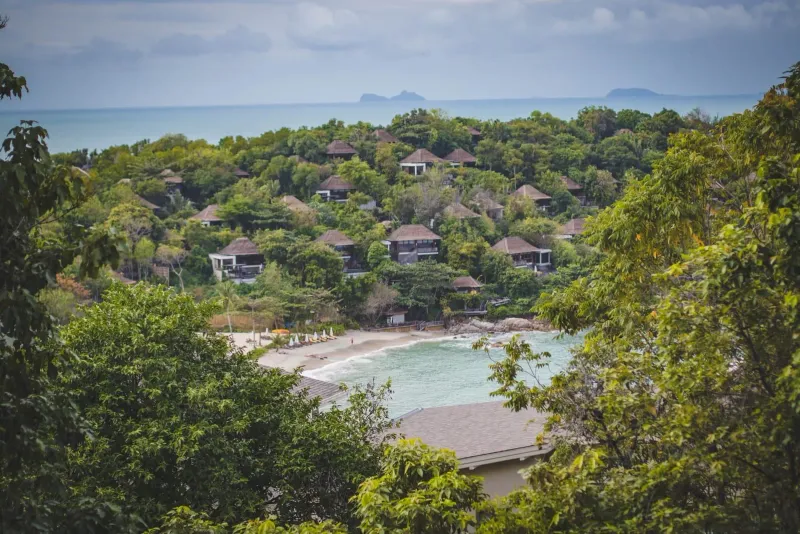 Tropical villas overlooking a pristine beach on Koh Samui's coast