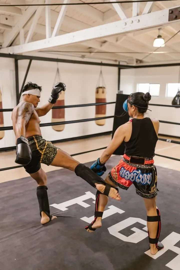 Man and woman training Muay Thai together in a gym, reflecting Yodyut Muaythai's mixed-gender group classes