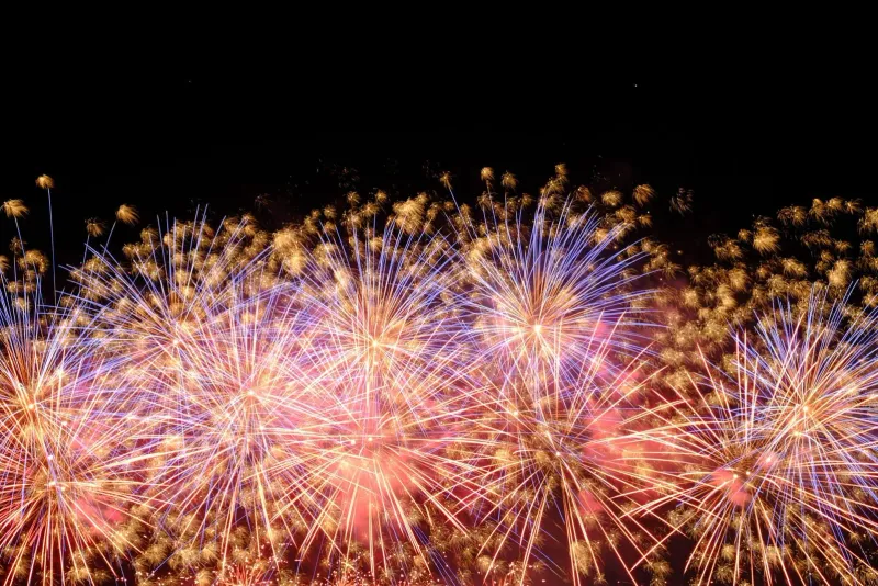 Fuochi d'artificio colorati nel cielo notturno durante il countdown di Capodanno a Koh Samui