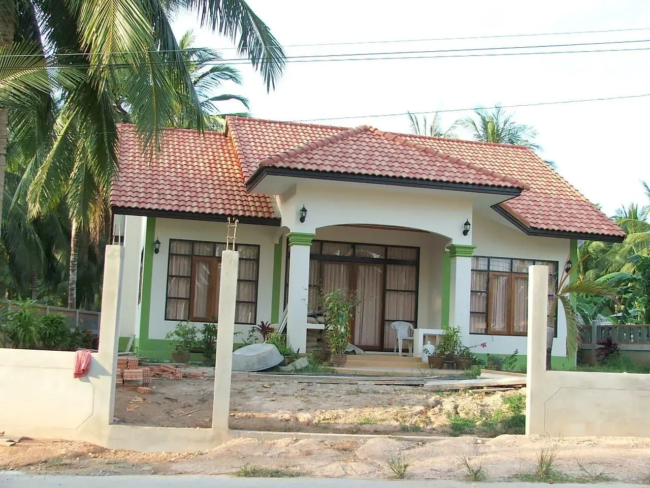 A house among palm trees in the Ban Tai hills area, Koh Samui, near the road up to Apirom Viewpoint
