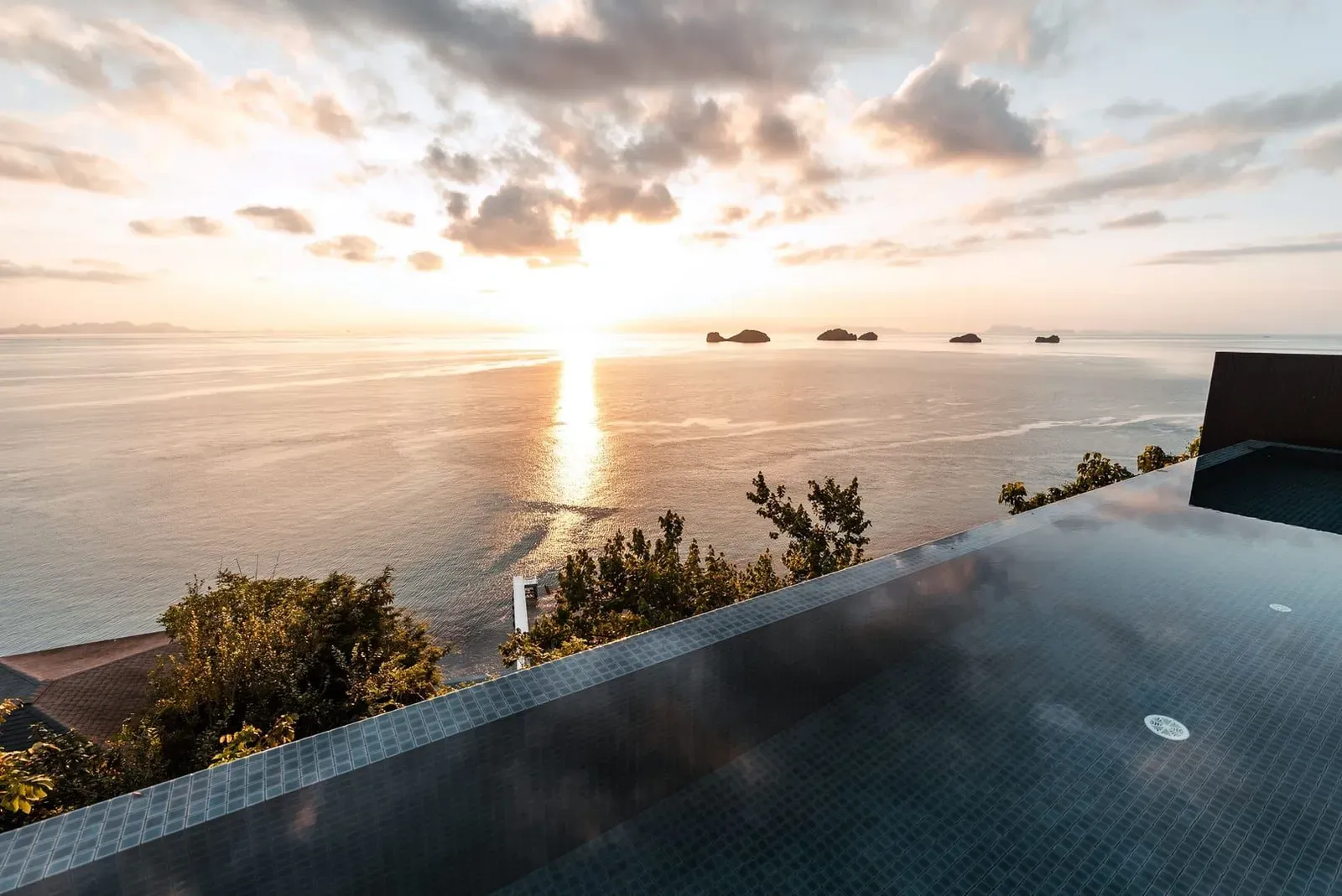 Sunset view over an infinity pool facing the ocean near a Koh Samui hilltop viewpoint restaurant
