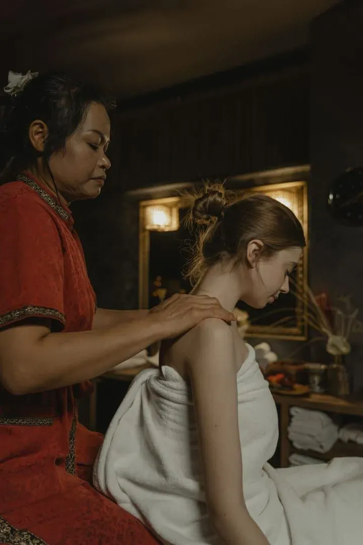 Therapist providing a tranquil spa massage session on Koh Samui