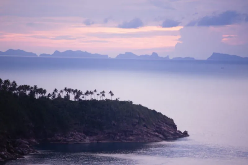 サムイ島の丘の展望台から見た、タイ湾の島々にかかる紫色の夕焼け空