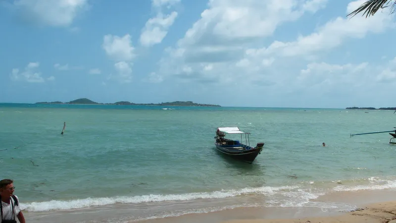 Un longtail en el agua frente a Koh Tan