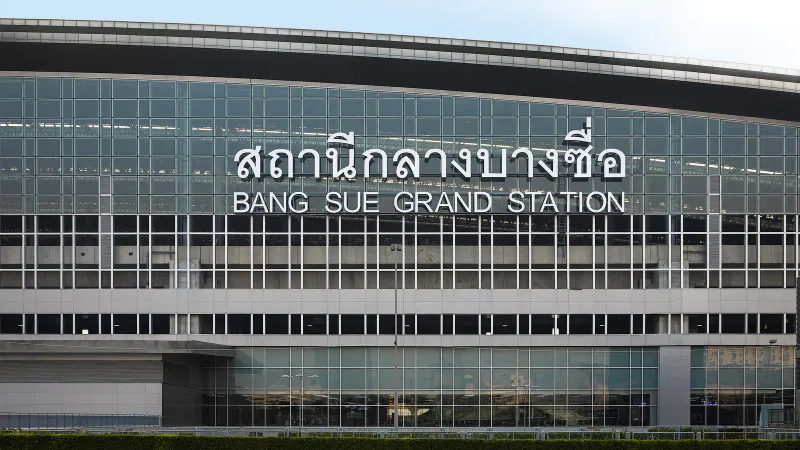 Façade de la gare de Bang Sue Grand à Bangkok, enseignes en thaï et en anglais