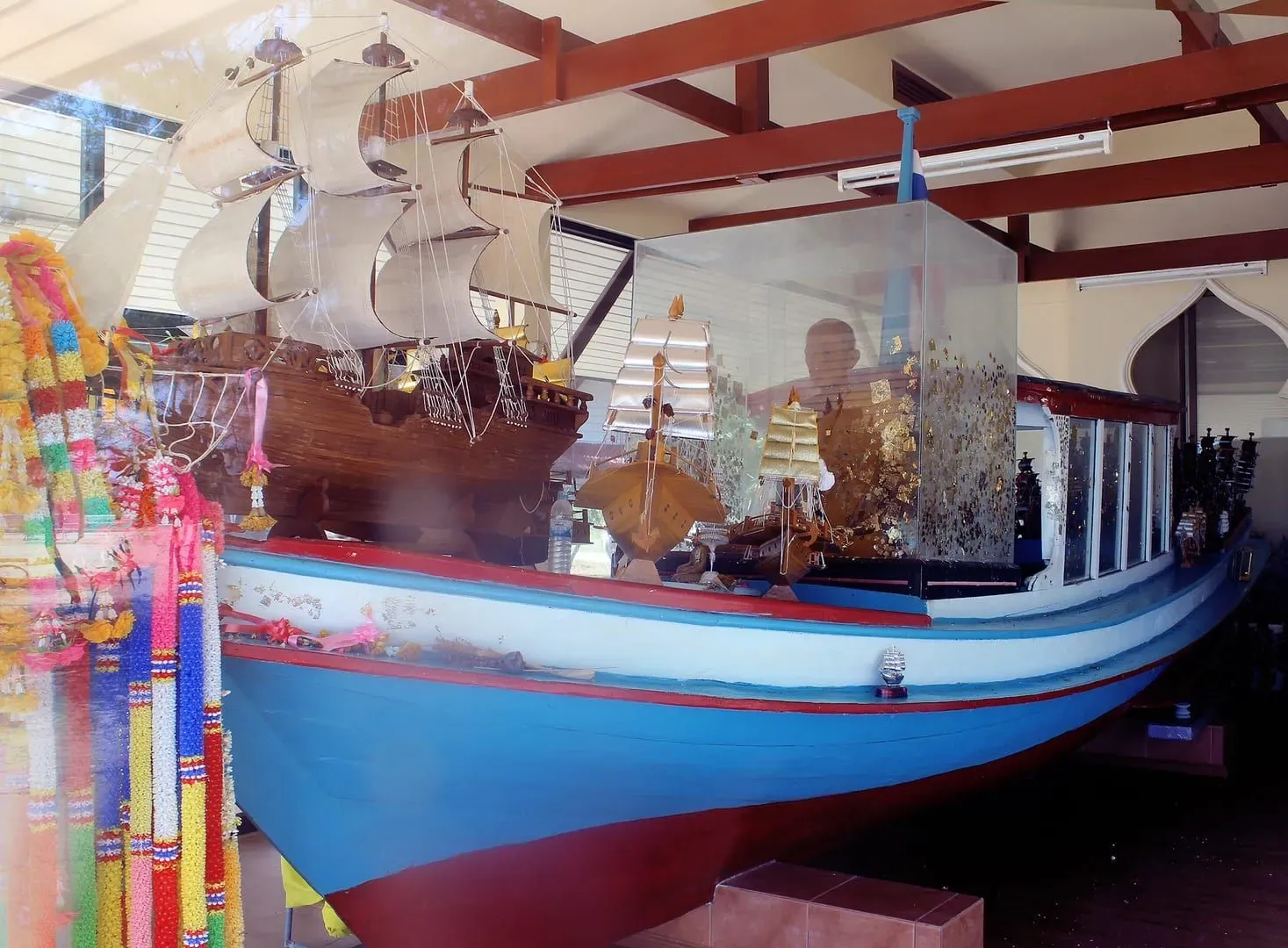 Der Mönch im Boot bei der Laem-Sor-Tempelpagode, Maret, Koh Samui, Surat Thani