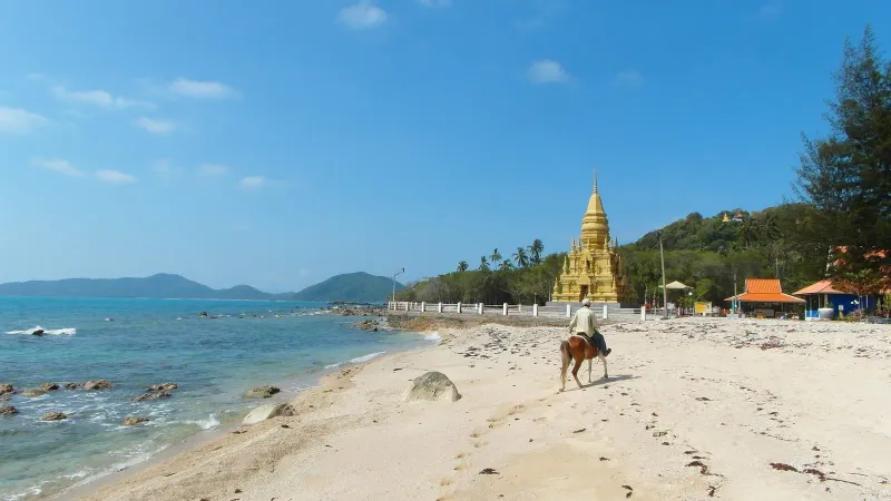 Strand und buddhistischer Tempel auf der Insel Ko Samui, Thailand (Febr. 2014)