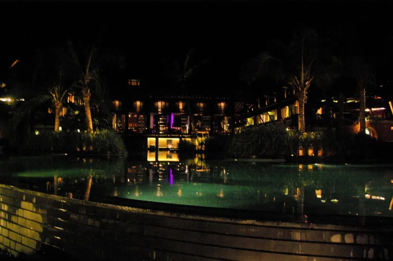 Pool bei Nacht, Mai Samui