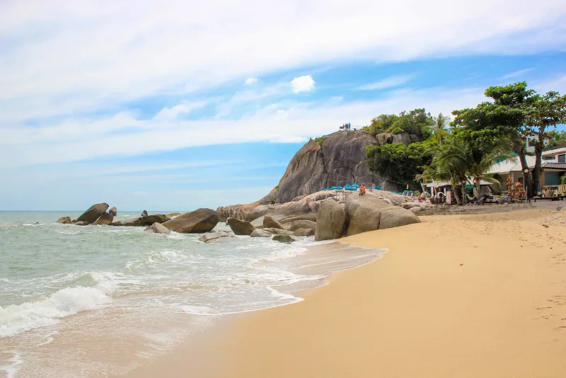 Palmiers et rivage de sable de Lamai Beach, à Koh Samui